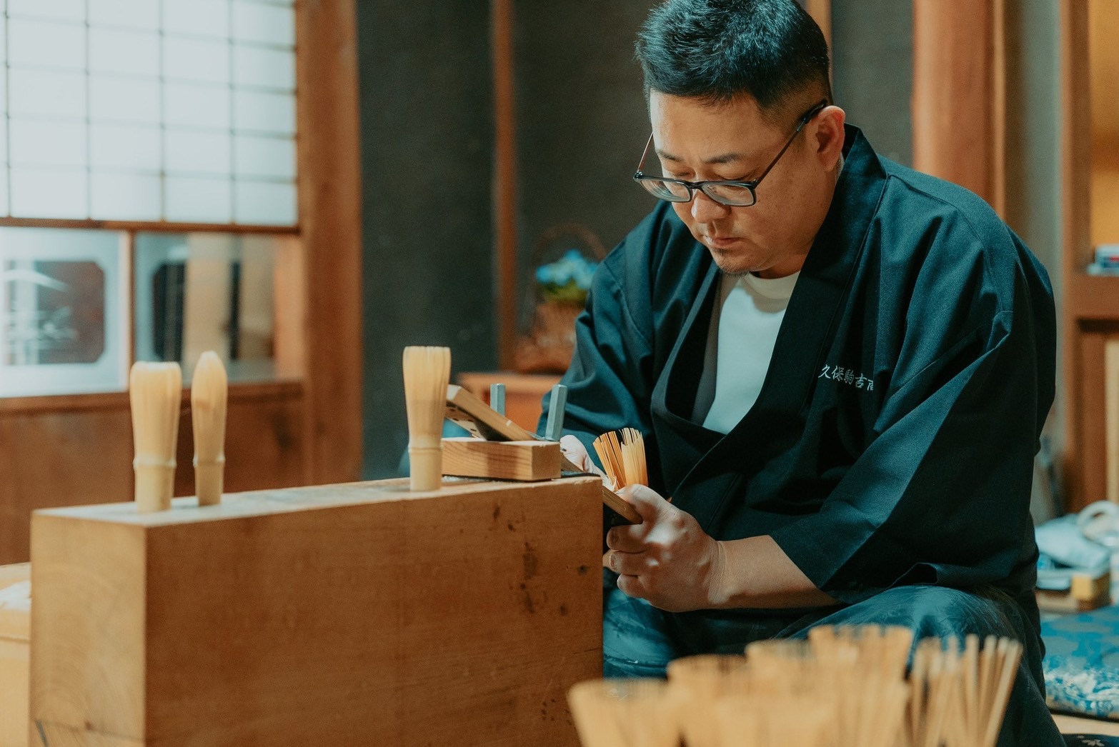 工房で茶筌をつくる久保建裕