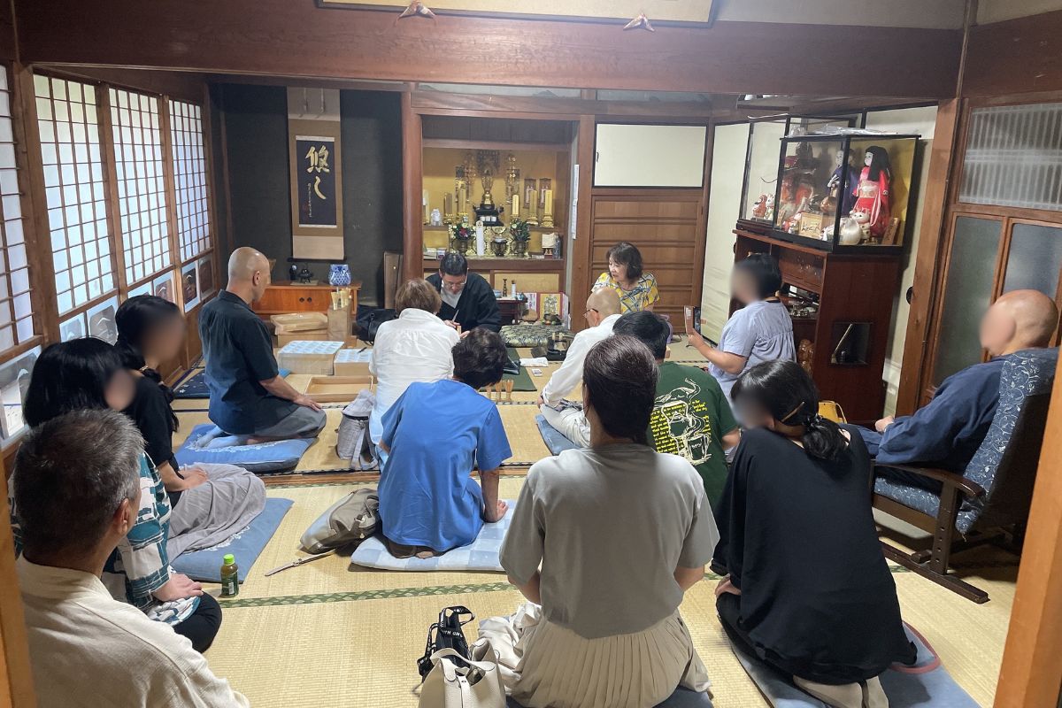 座敷での実演