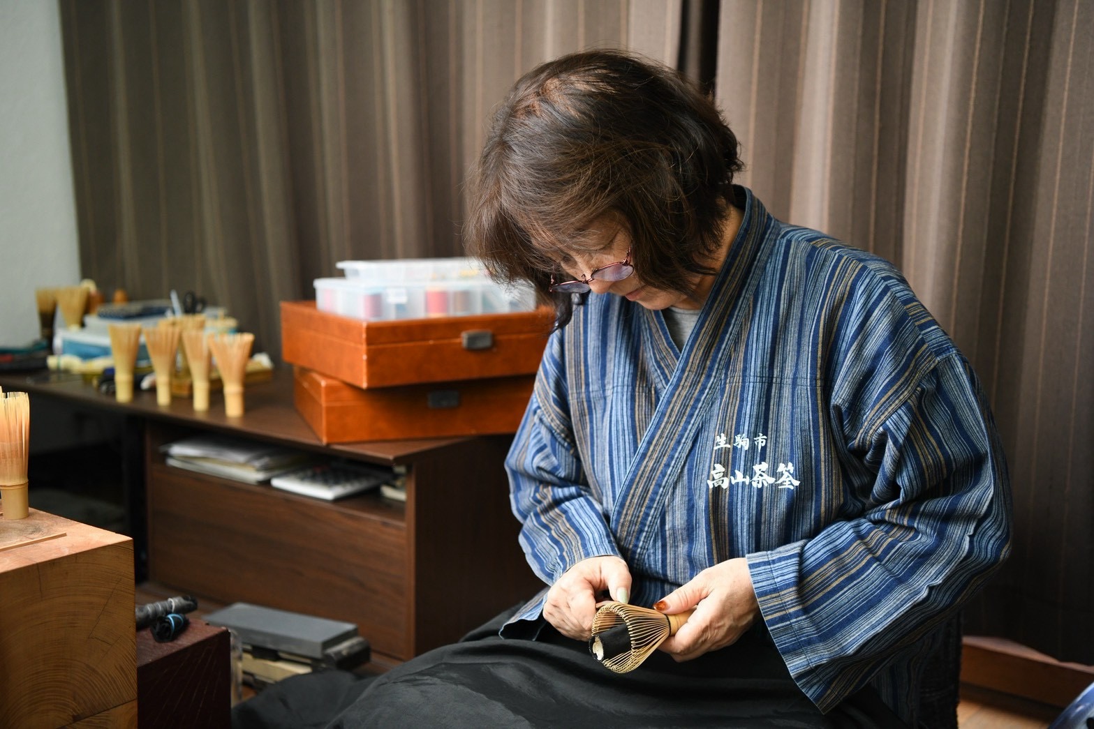 茶筌をつくる久保智美